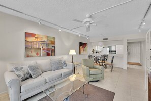 Smart TV - Gorgeous Gulf View, Beachfront Condo, Well appointed 5th Floor, Heated Pool and Free Wi-Fi! (Fort Myers Beach)