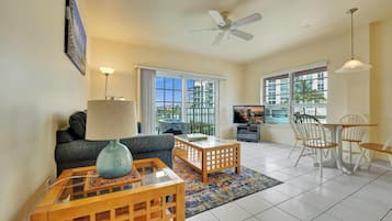 Televisión de pantalla plana y oficina