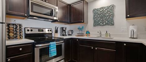 Réfrigérateur, micro-ondes, four, plaque de cuisson