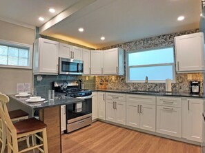 Fridge, microwave, oven, stovetop - Lakefront Property on Siesta Key Among Tropical Landscape W/ Heated Pool (Siesta Key)