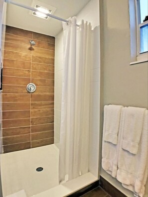 Douche, sèche-cheveux, serviettes fournies