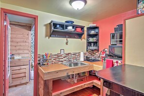 Een koelkast, een magnetron, een broodrooster, een broodroosteroven