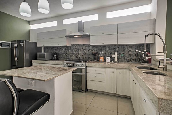 Réfrigérateur, micro-ondes, plaque de cuisson, cafetiÚre/bouilloire