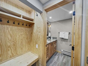 Combined shower/tub, hair dryer, towels, shampoo