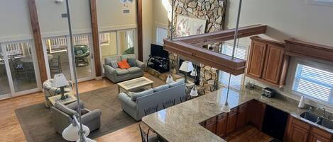 Smart TV, chimenea, reproductor de DVD, libros