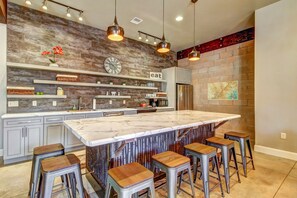 Kylskåp, mikrovågsugn, ugn och spishäll