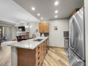 Réfrigérateur, four à micro-ondes, un four, surface de cuisson