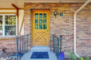 Exterior detail - Cozy ski condo with easy access to slopes near hiking and natural beauty (East Vail)