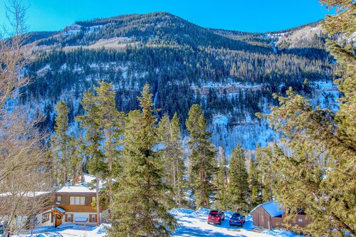 Cozy ski condo with easy access to slopes near hiking and natural beauty
