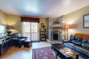 TV, fireplace, DVD player, books - Cozy ski condo with easy access to slopes near hiking and natural beauty (East Vail)