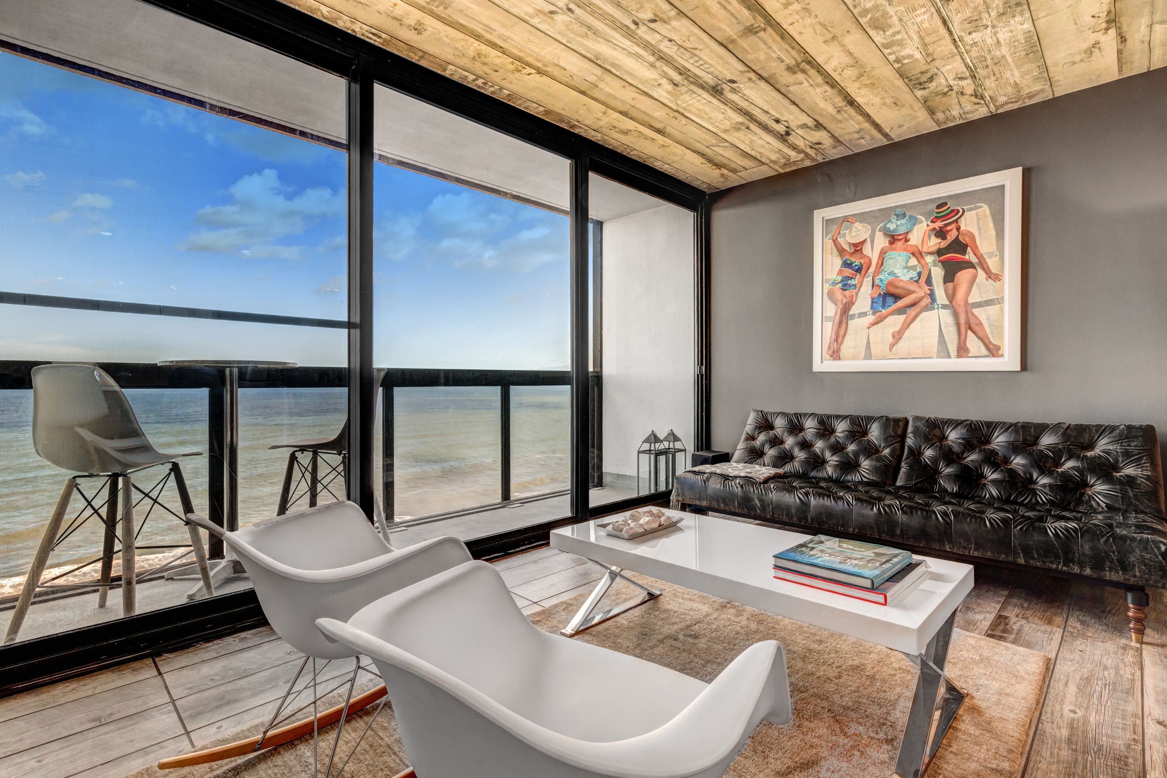 15th-floor oceanfront condo with pool, central AC & beach access