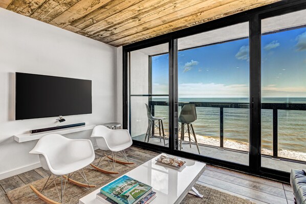 TV, foosball, streaming services - 15th-floor oceanfront condo with pool, central AC & beach access (Ocean City)