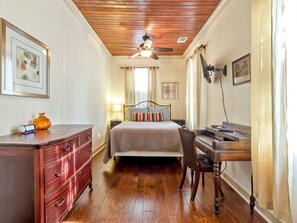 3 bedrooms, iron/ironing board, Internet, bed sheets - Frogtown Cottage | Historic Downtown Savannah, Pool, Pet Friendly (Savannah)