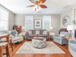 Smart TV, fireplace, DVD player - Habersham 3 | Historic Savannah, Walk To River Street (Savannah)