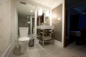 Ein modernes Badezimmer mit Toilette, Bidet und einer Duschkabine.