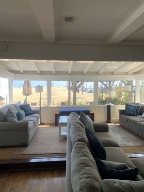 Smart-TV, peis og kontorer