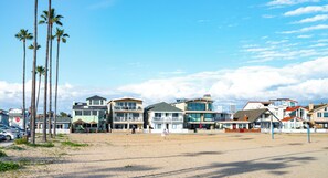Exterior - Largest Oceanfront Rental in Newport Beach - Right on Boardwalk (Newport Beach)