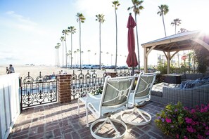 Property grounds - Largest Oceanfront Rental in Newport Beach - Right on Boardwalk (Newport Beach)