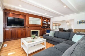 Smart-TV, Kamin, Arbeitsbereiche