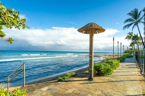 On the beach - Great Views - Oceanfront Condo w/ Lanai, Pool,  Hot Tub & Direct Beach Access (Lahaina)