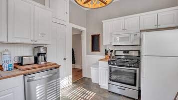 Coffee/tea maker, fridge, microwave, oven
