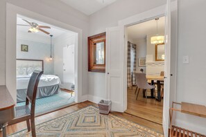 2 Schlafzimmer, Schreibtisch, Bügeleisen/Bügelbrett, kostenloses WLAN