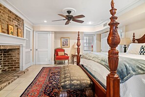 2 bedrooms, iron/ironing board, free WiFi, bed sheets - Charming Garden Suite On E York St.- Off Street Parking Included! (Savannah)