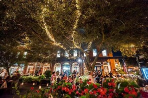 Outdoor dining - Charming Garden Suite On E York St.- Off Street Parking Included! (Savannah)