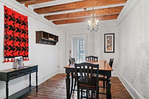 Dining - Charming Garden Suite On E York St.- Off Street Parking Included! (Savannah)