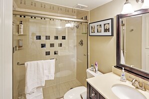 Kostenlose Toilettenartikel, Haartrockner, Handtücher