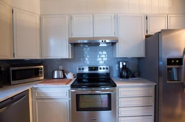 Geladeira, micro-ondas, fogão, cooktop