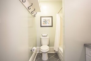 Combined shower/tub, hair dryer, towels
