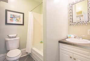 Duschwanne, Haartrockner, Handtücher