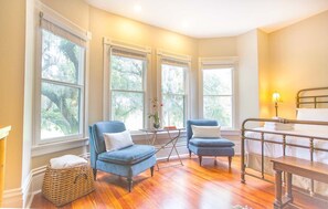 1 habitación, tabla de planchar con plancha, wifi gratis y ropa de cama 