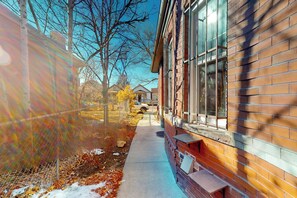 Property grounds - Elati Guesthouse: Walkable Home in Arts District (Denver)