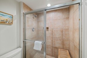 Ensemble douche/baignoire, serviettes fournies