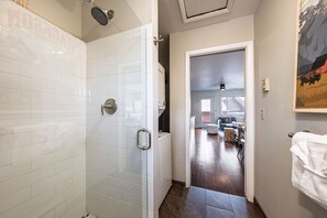 Haartrockner, Handtücher, Shampoo, Toilettenpapier