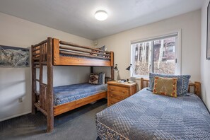 2 Schlafzimmer, Schreibtisch, Bügeleisen/Bügelbrett, kostenloses WLAN