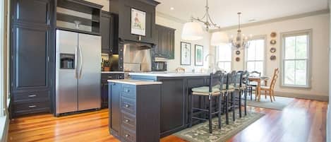 ثلاجة، ميكروويف، فرن، موقد طهي مسطح