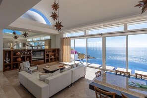 Televisión y chimenea 