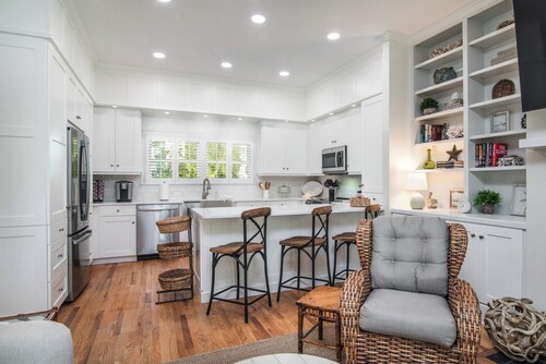 *Island House* Updated DeBordieu Home just steps away from the beach