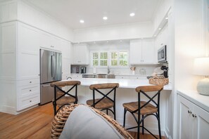 Kylskåp, mikrovågsugn, ugn och spishäll