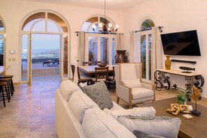 Televisión, reproductor de DVD y estéreo