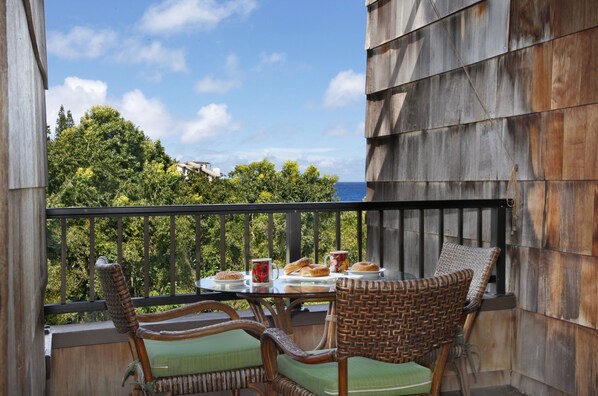 Outdoor dining - Sealodge B-9, Charming corner unit-atop the cliffs on North Shore of Kauai. (Princeville)