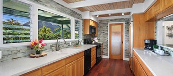 Romslig Hanalei Home, trinn til Hanalei Beach & Kort gange til byen!