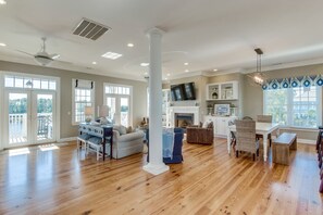 Een smart-tv, een open haard, boeken en een stereo