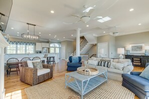 Een smart-tv, een open haard, boeken en een stereo