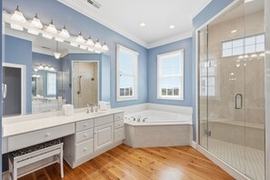 Ensemble douche/baignoire, sèche-cheveux, serviettes fournies