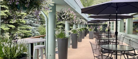 تناول الطعام بالخارج