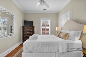 1 bedroom, iron/ironing board, free WiFi, bed sheets - Cozy Carriage House w/ Garage Parking 1 Block to River St. by Lucky Savannah (Savannah)